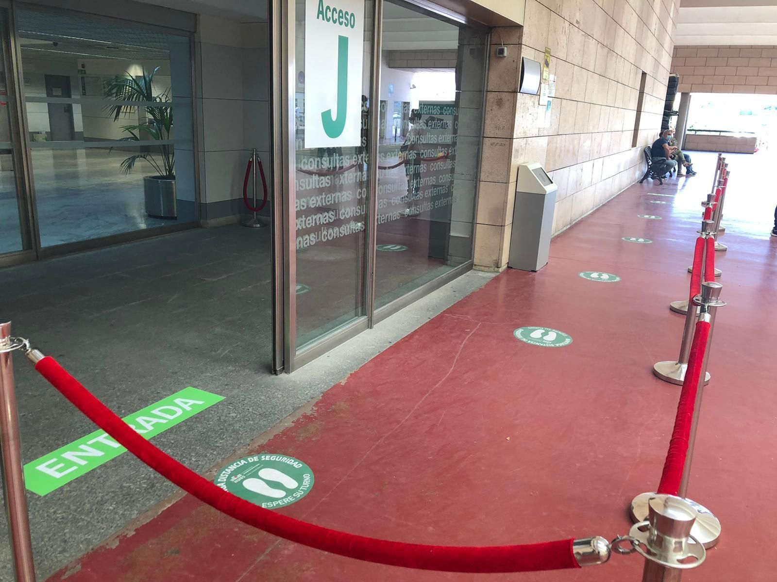 Vinilos en el suelo para guardar la distancia de seguridad en el acceso al hospital