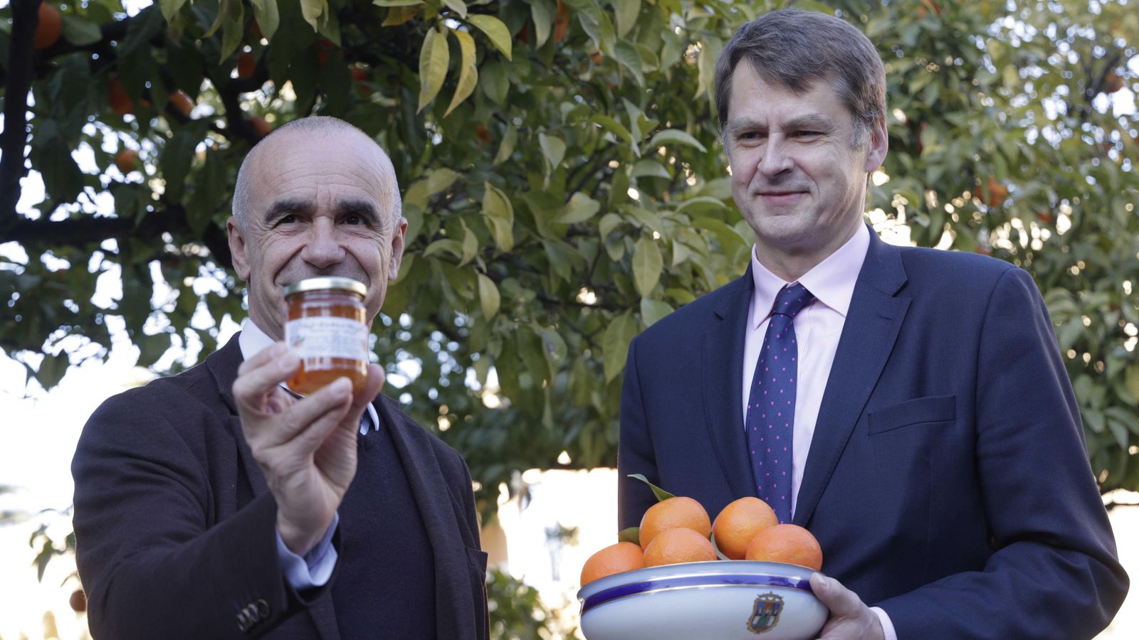 Antonio Muñoz y Hugh Elliot, con el bote de mermelada y las naranjas amargas del Alcázar.