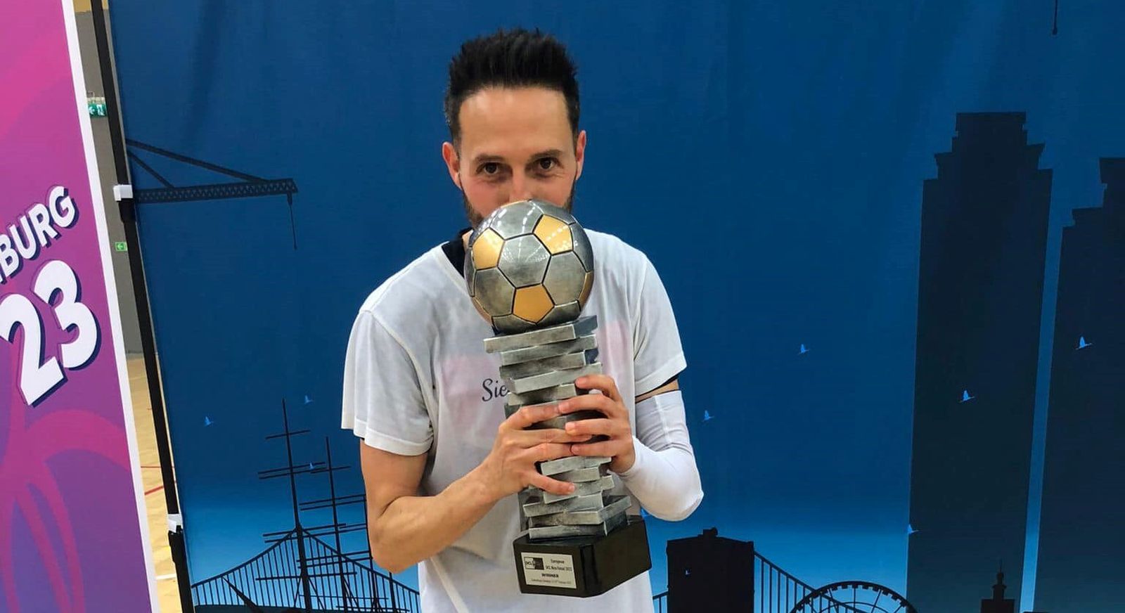 Jugador del Club Deportivo Sordos de Huelva con el trofeo.