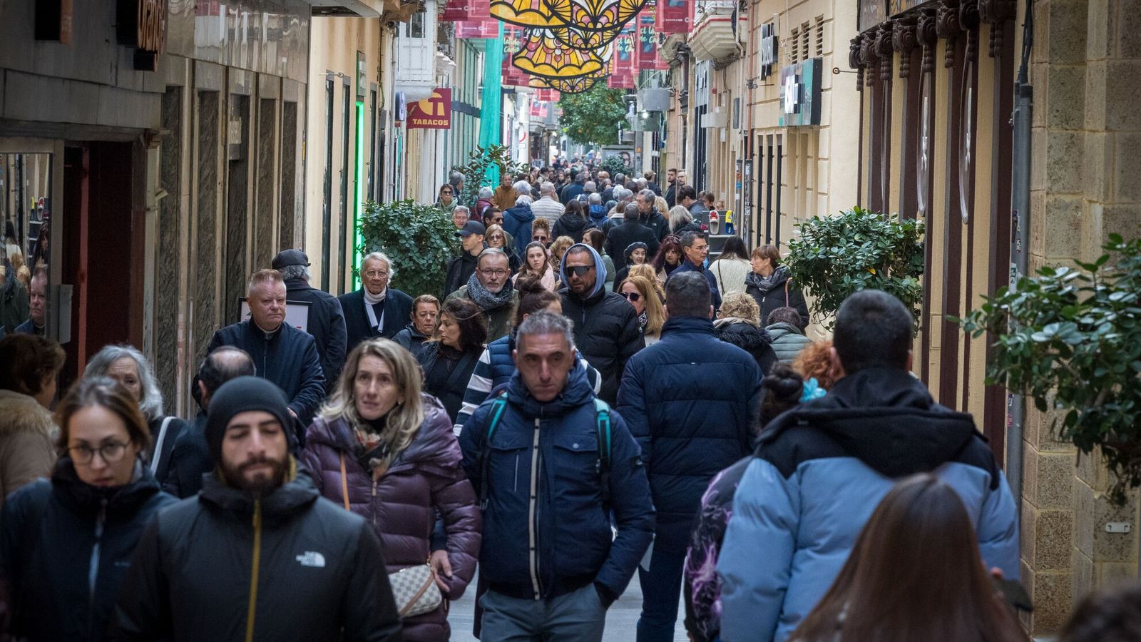 En algún momento de la mañana la calle Columela se llenó de gente.