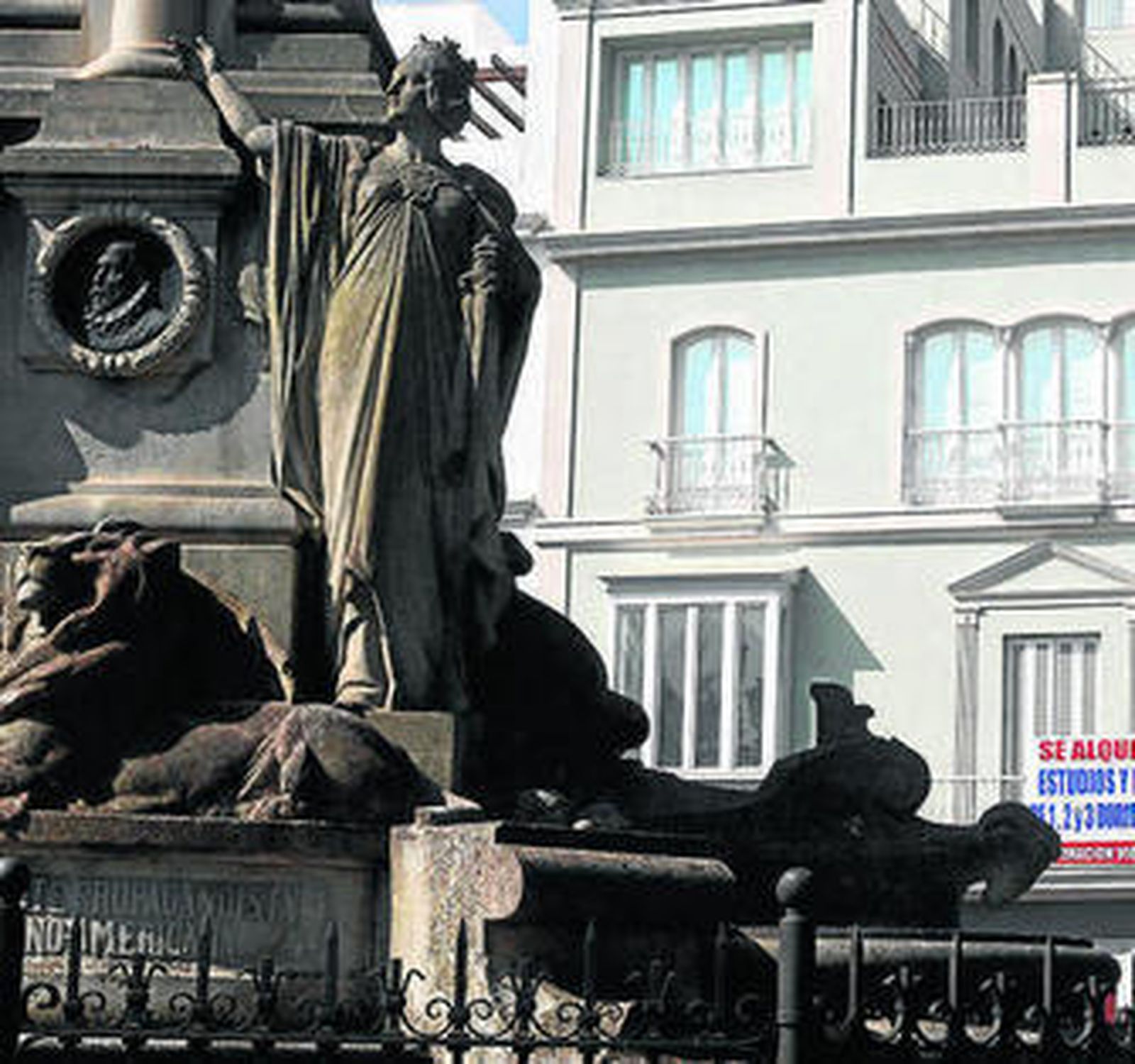 Parte del monumento al Marqués de Comillas.