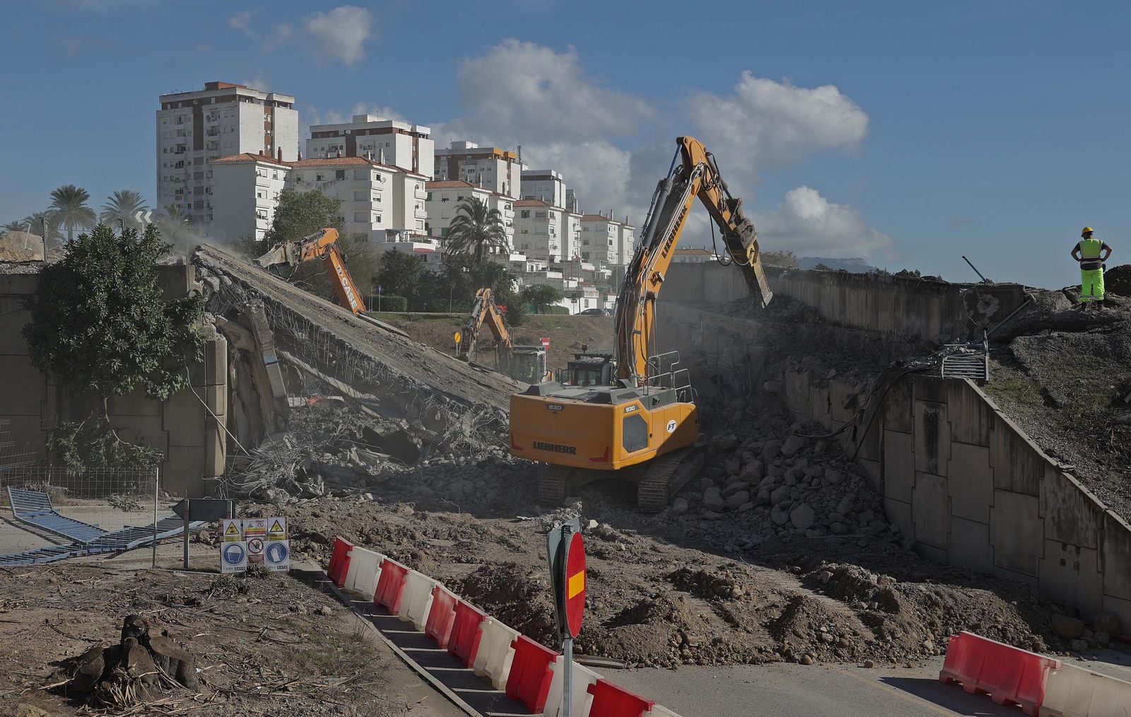 Fotos de la demolición del puente de Los Pastores en Algeciras