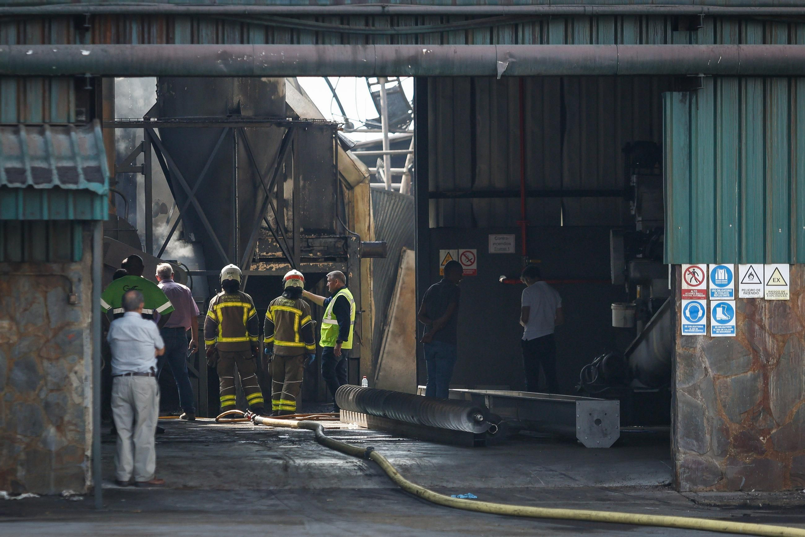 Los Bomberos en el interior de las instalaciones