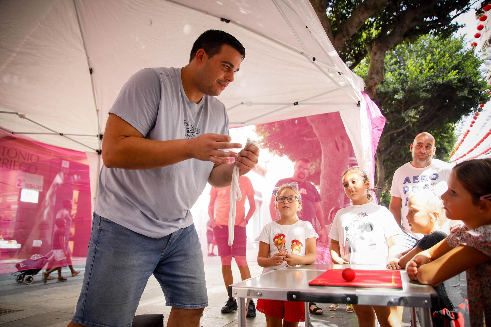 Las mejores imágenes del espectáculo 'Magia en la Calle' en el Paseo de Almería