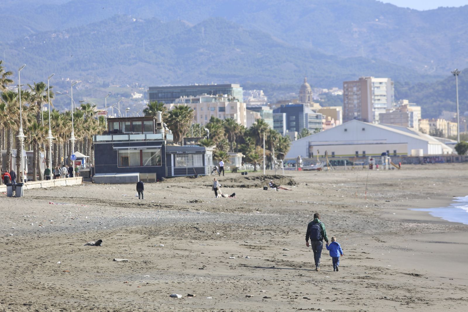 Fotos de los arreglos en las playas de Málaga, que no impiden a los malagueños disfrutar del buen tiempo