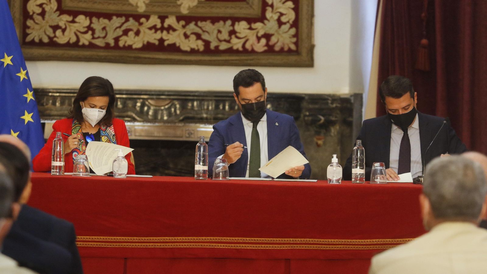 Margarita Robles, Juanma Moreno y José María Bellido, en el momento de la firma en el Alcázar.