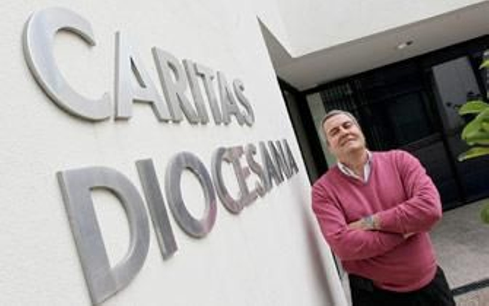 "El que tenía el todoterreno negro reluciente viene ahora a Cáritas"