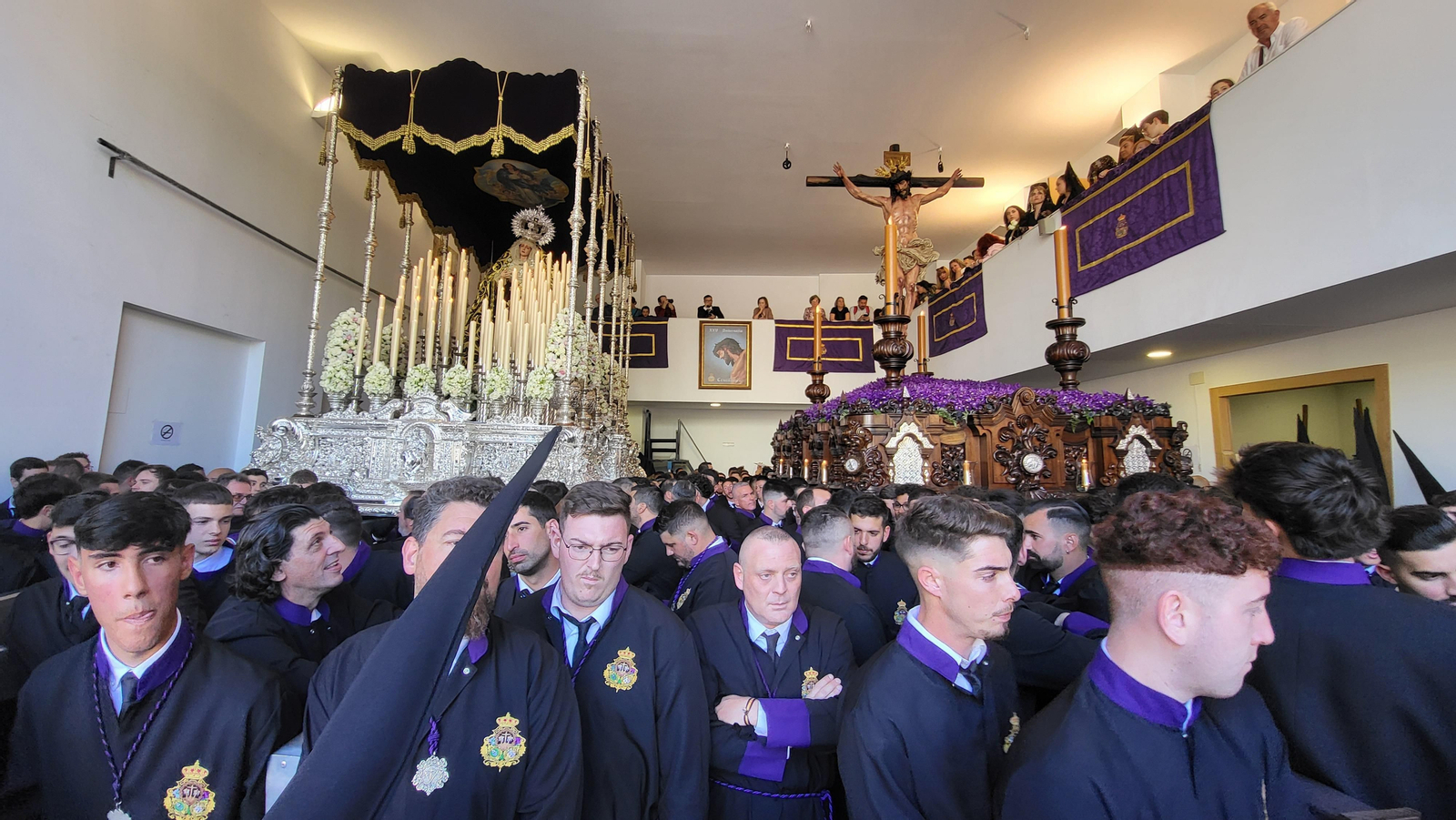 Crucifixión en su procesión del Lunes Santo en Málaga, en fotos