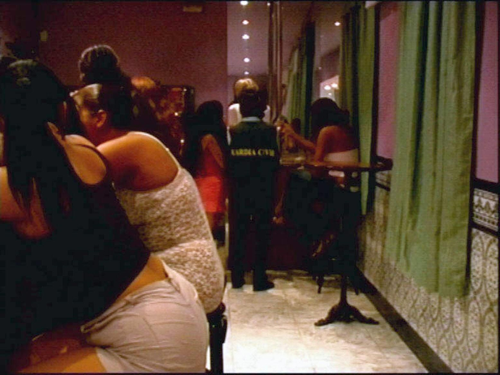 Mujeres explotadas y controladas con cámaras: arranca el juicio contra cuatro acusadas en la Audiencia Provincial