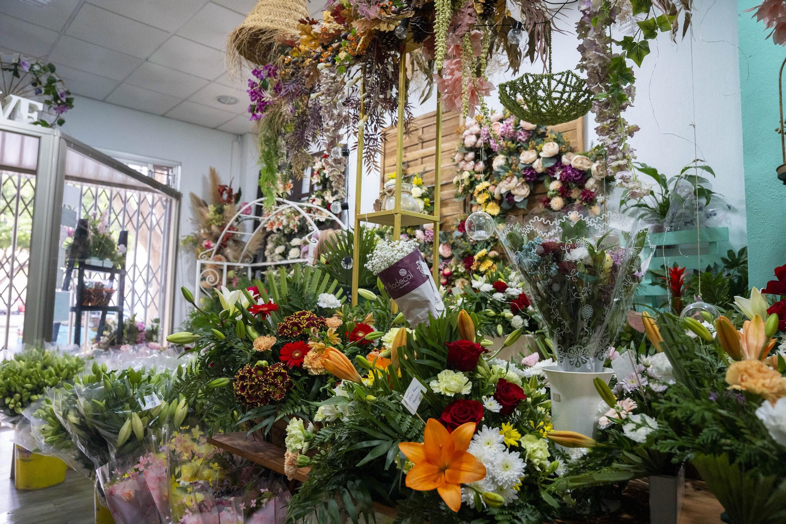 Así se preparan las flores para el Día de Los Santos en Almería