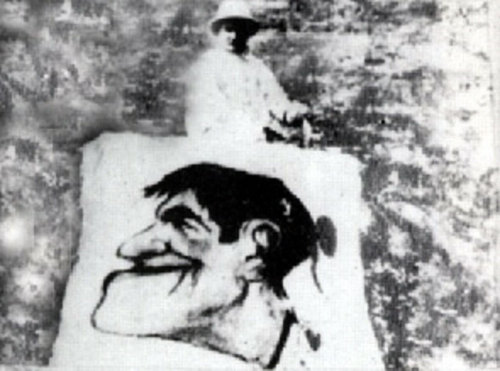 La Piedra de Belmonte, de Román, en la propiedad de su hermana Lucía en Pelayo.