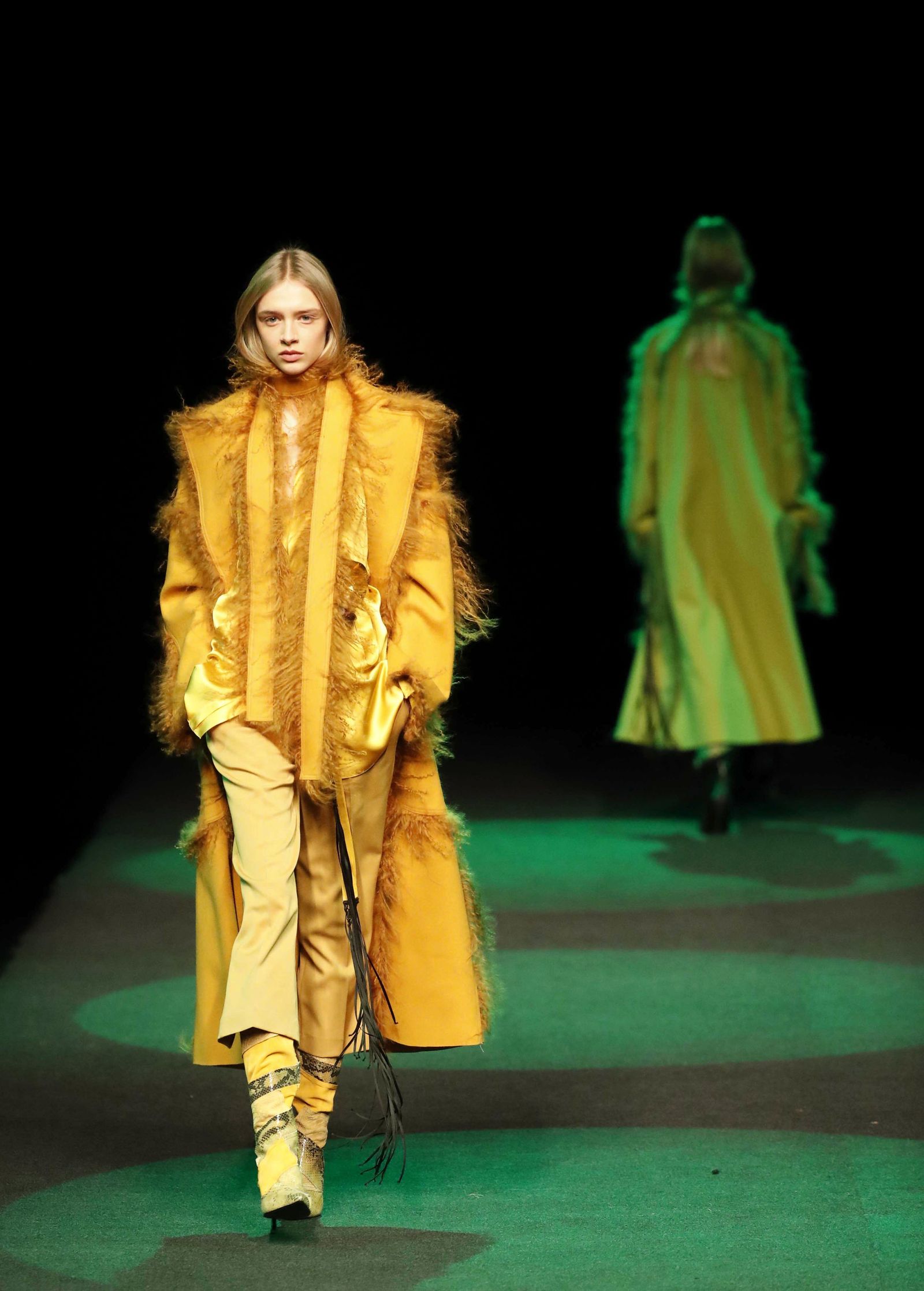 Juan Vidal (izq.) apuesta por el oro y Maya Hansen por los corsés.