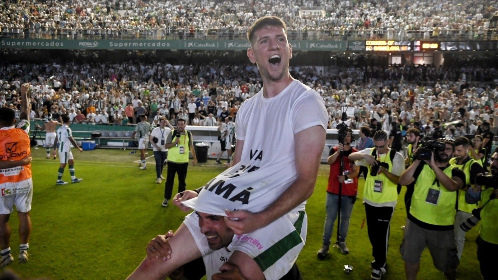 Alberto Toril, en la celebración del ascenso del Córdoba CF a Segunda División.