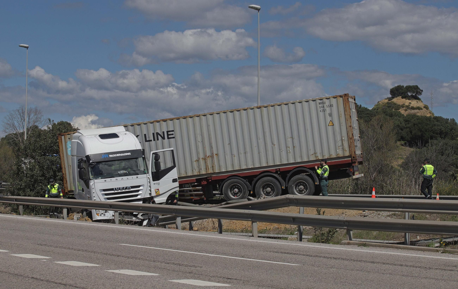 Fotos del camión accidentado en la A-381 a la altura de Puente Romano