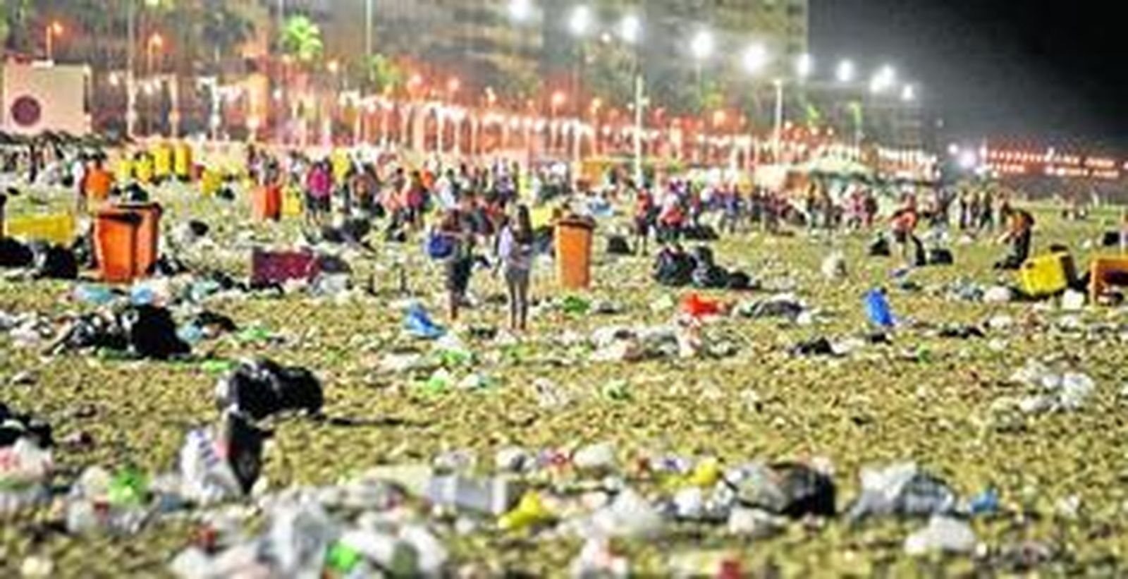 Estado de la arena de la playa Victoria en las barbacoas del año 2011.