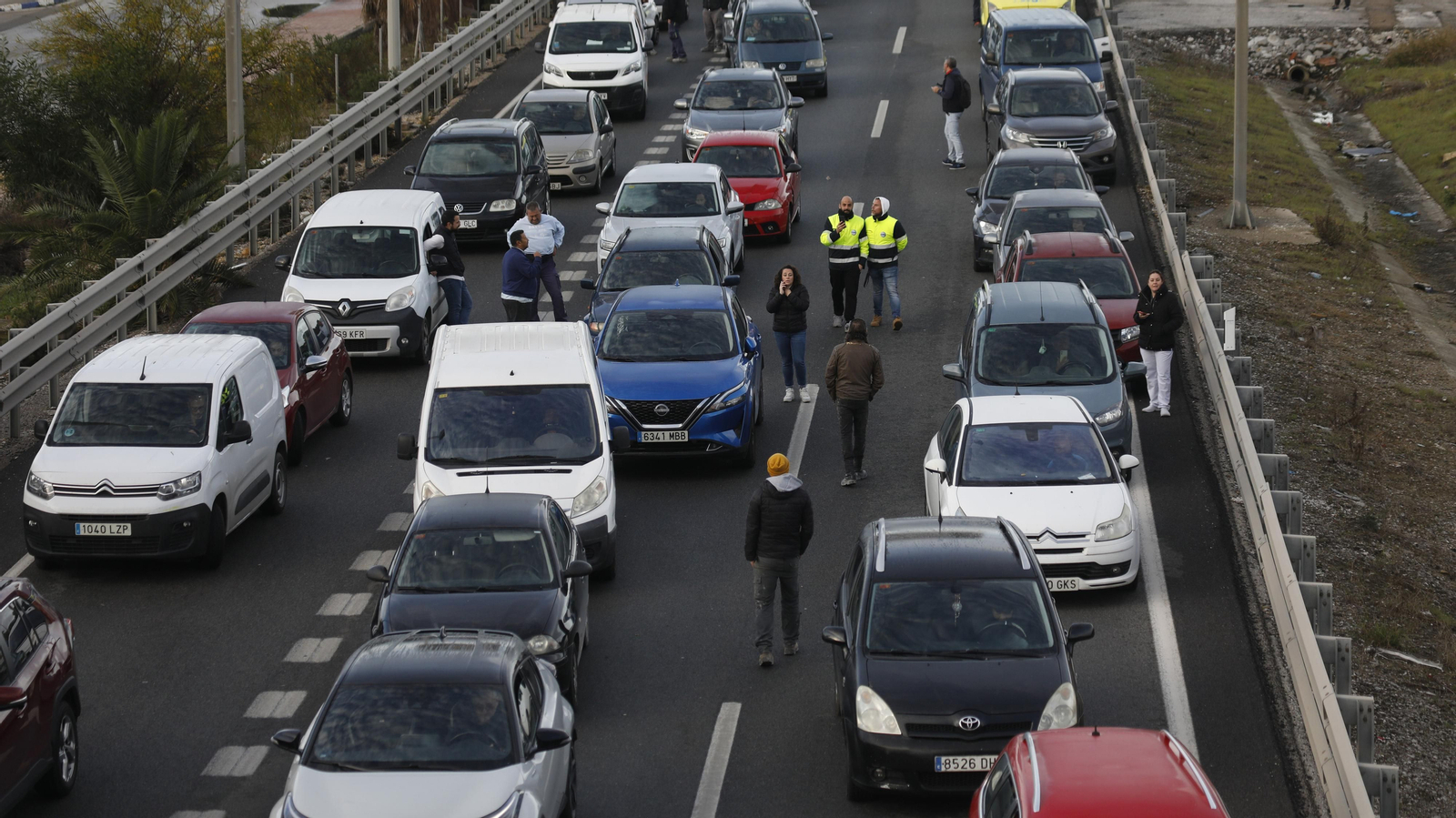 Imágenes del corte de la A-7 por los trabajadores de Acerinox en huelga, este viernes