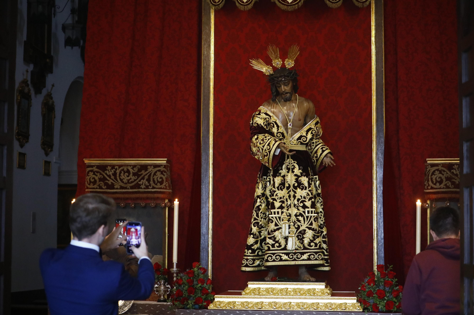 Las mejores imágenes de los besapiés del segundo domingo de Cuaresma en Córdoba