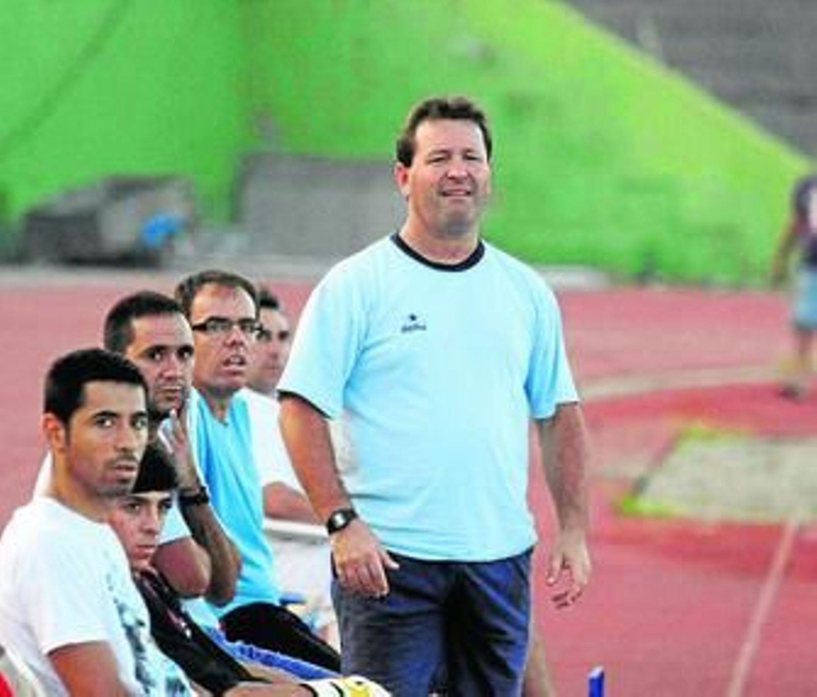 Collado, de pie, atento a una jugada de su equipo la pasada temporada.