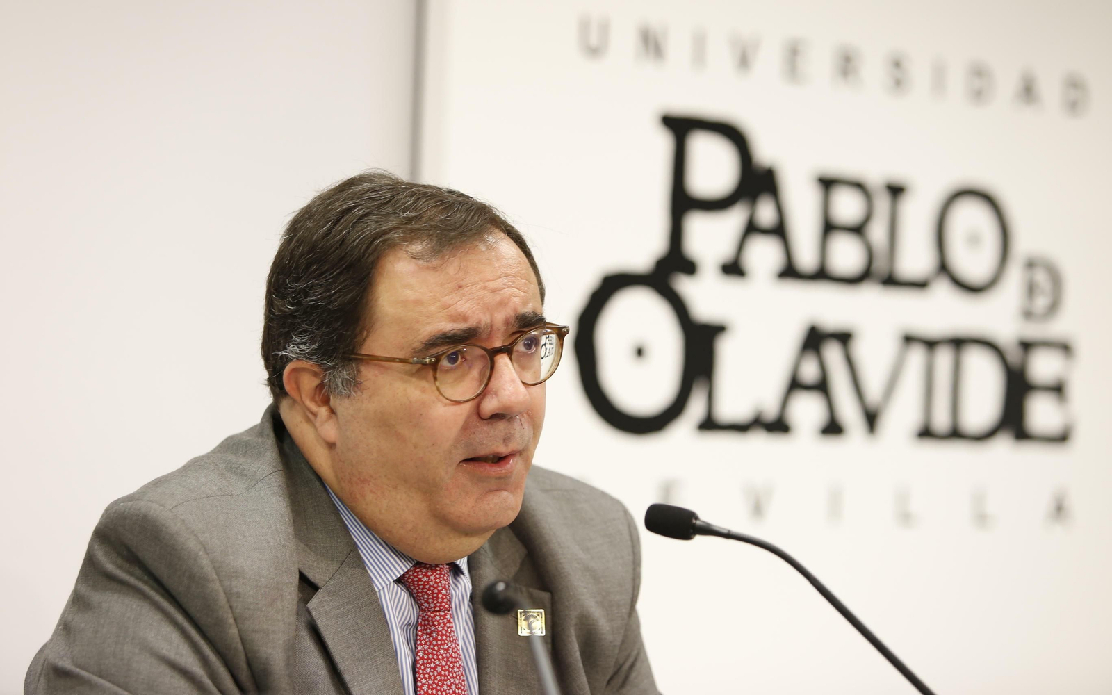 Vicente Guzmán, rector de la UPO, este miércoles en rueda de prensa