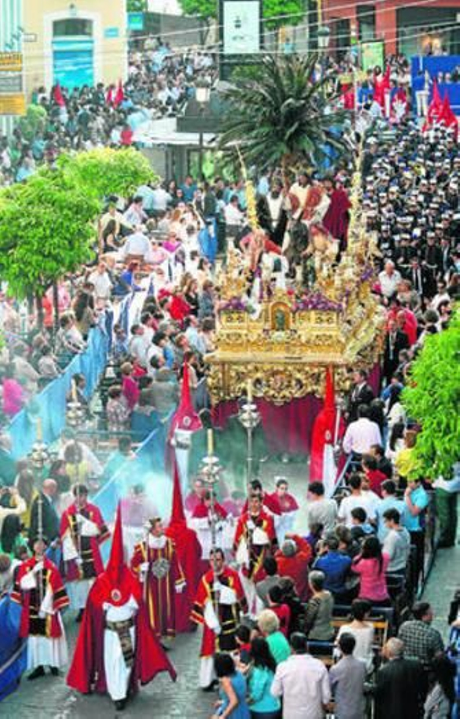 La Borriquita, entrando en la carrera oficial, en una imagen desde el balcón de 'Huelva Información'.