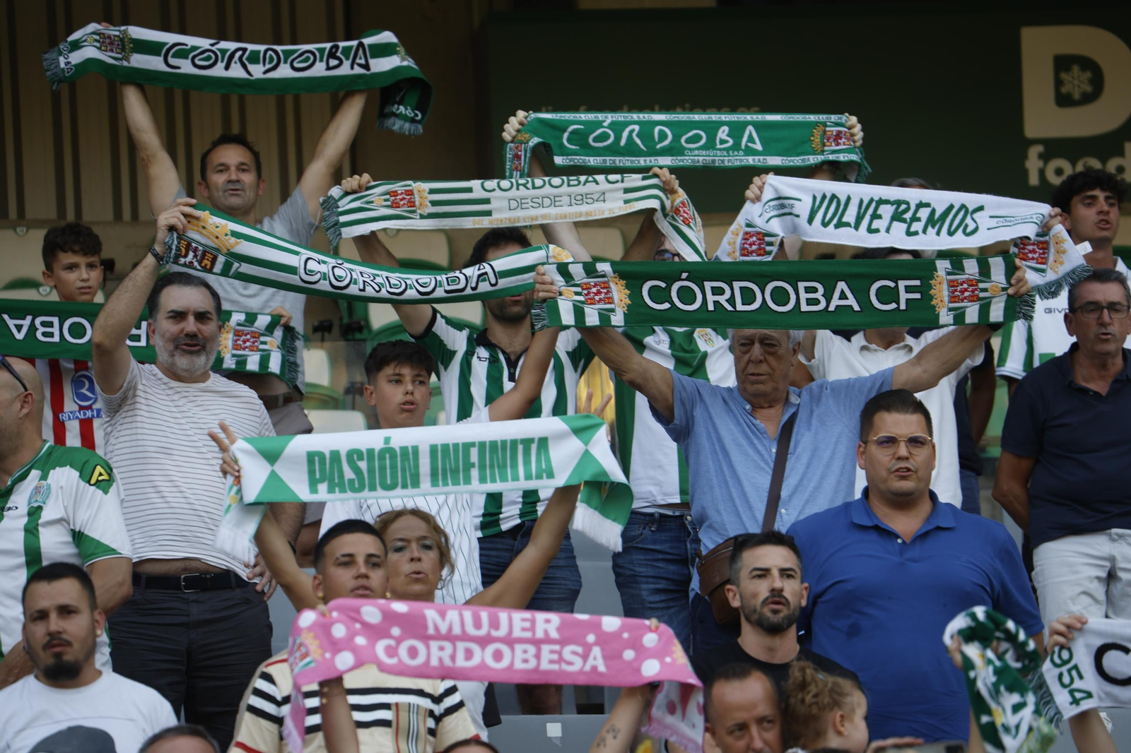 Las mejores fotos del ambientes en El Arcángel para el Córdoba CF - Rayo Vallecano