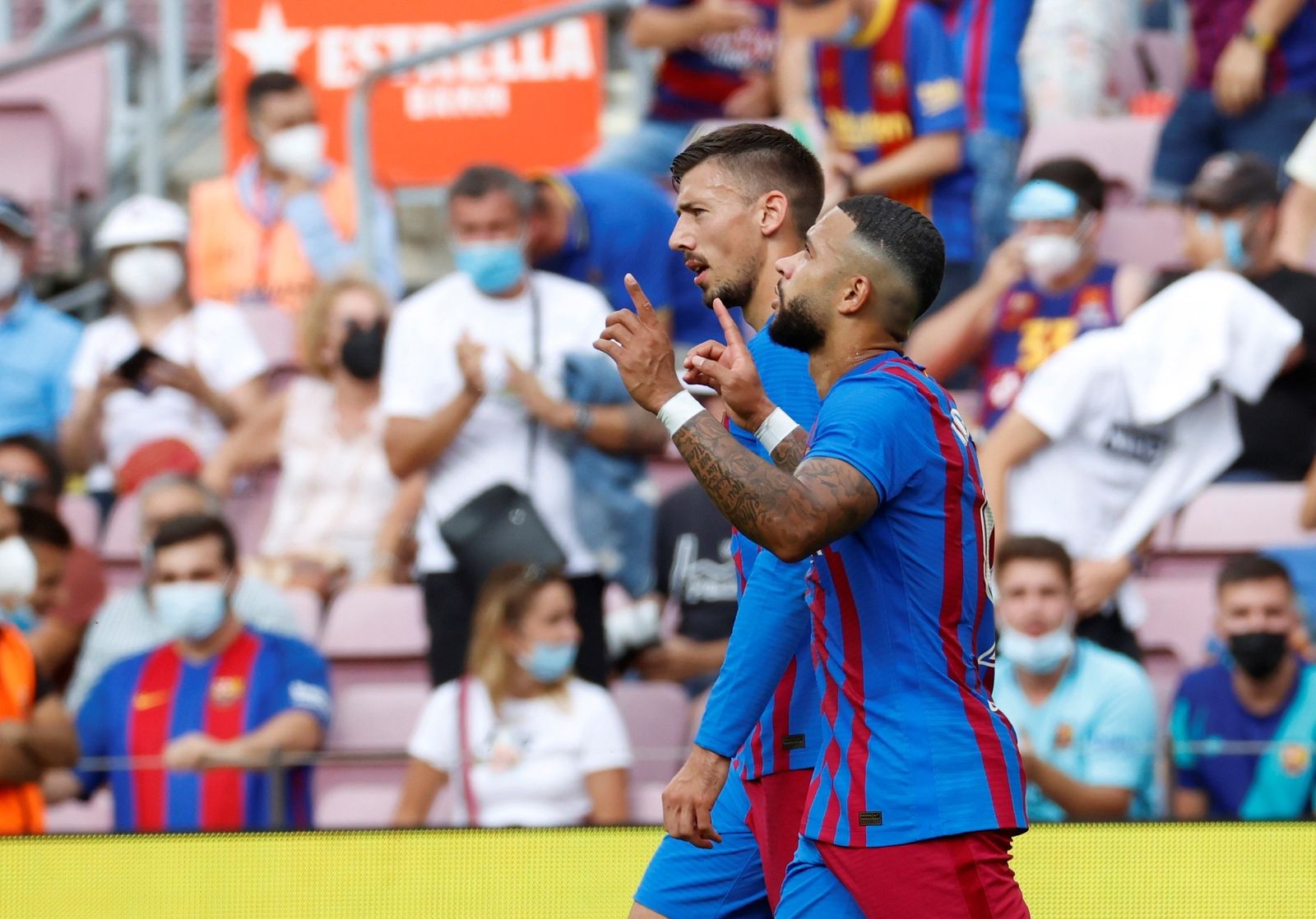 Memphis celebra su tanto al Getafe junto a Lenglet.