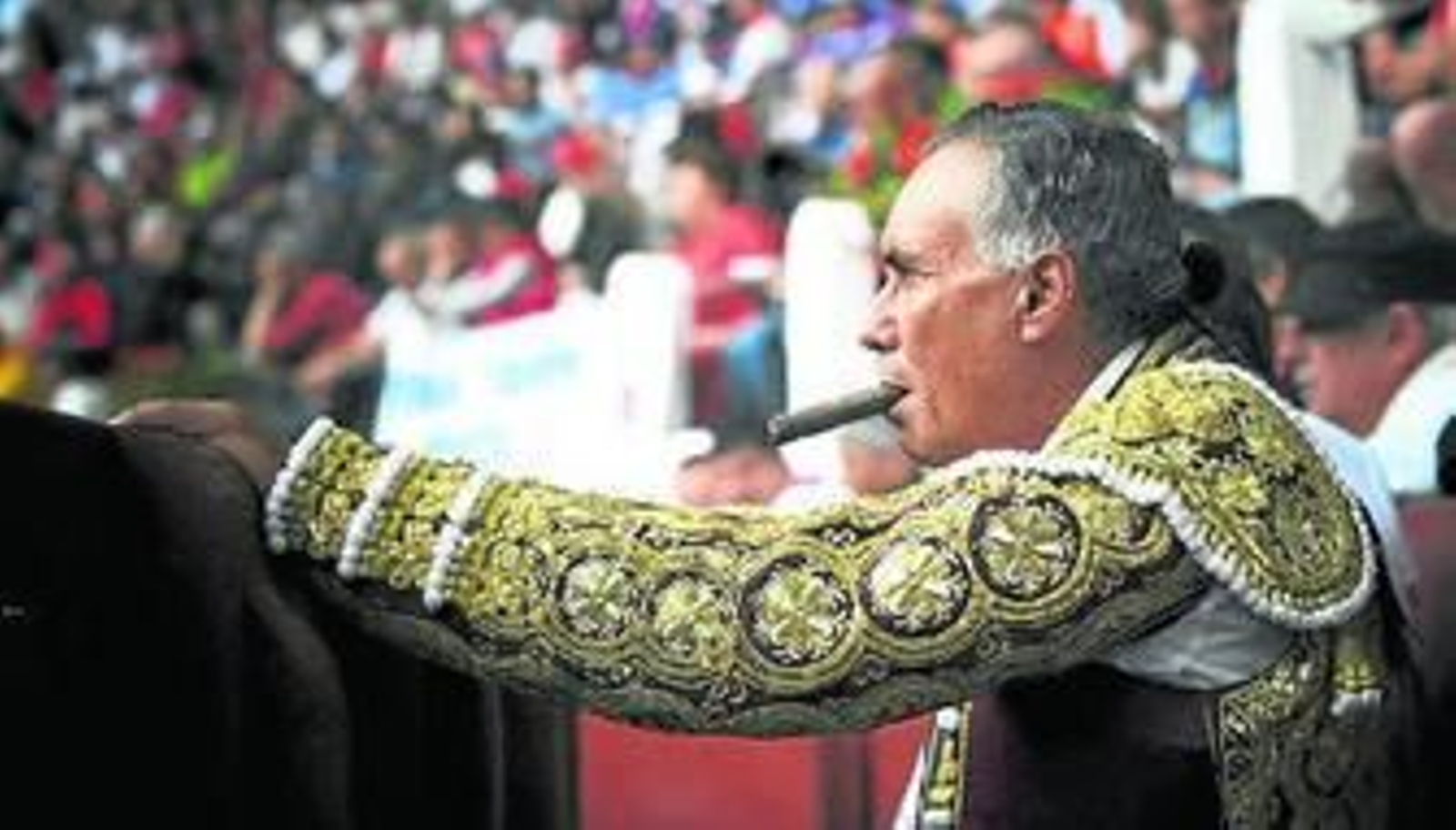 El Pana, en el callejón, con su sempiterna estampa, fumando un puro.