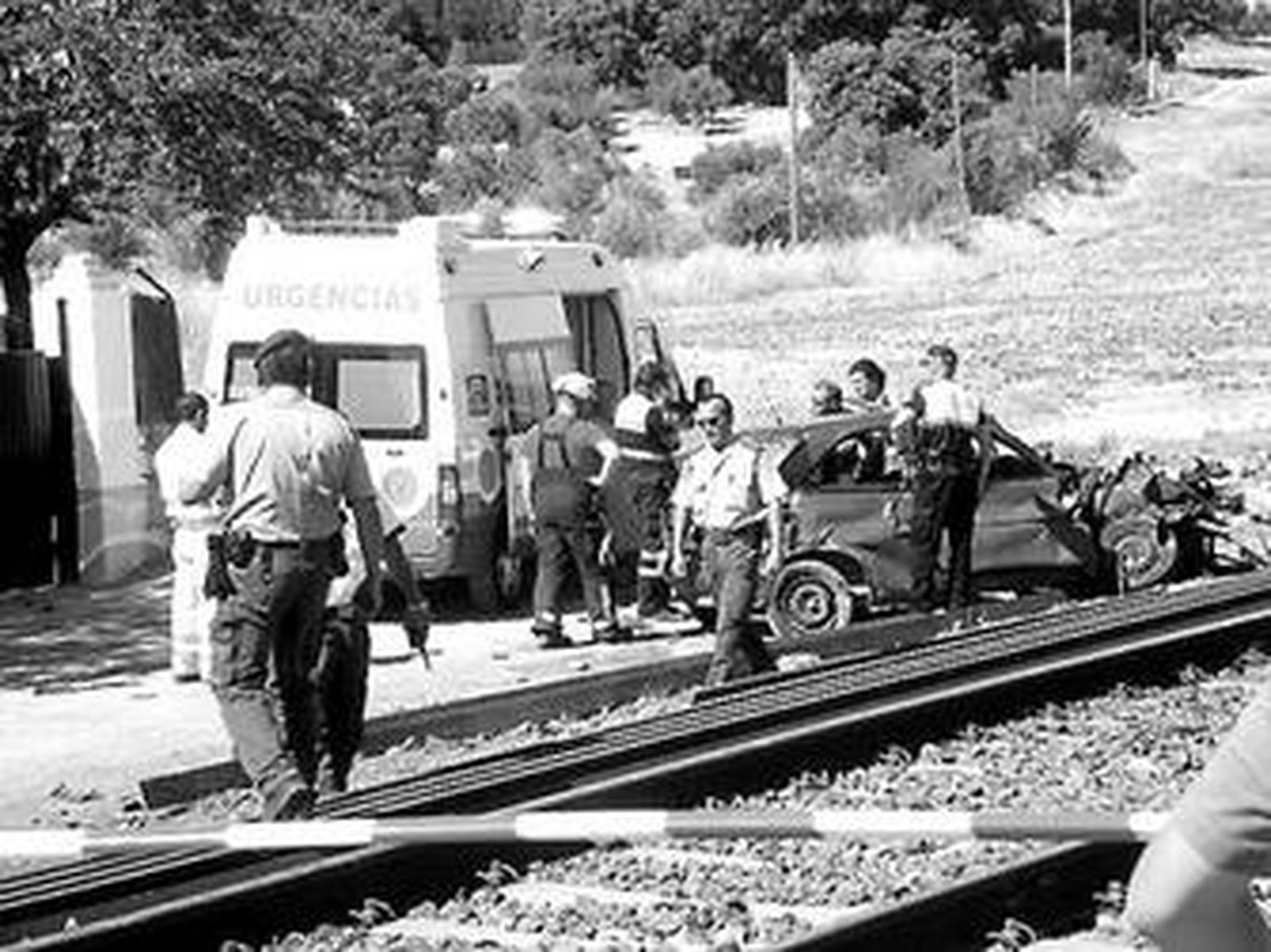 Restos del coche arrollado por un tren en el término municipal de Ronda.