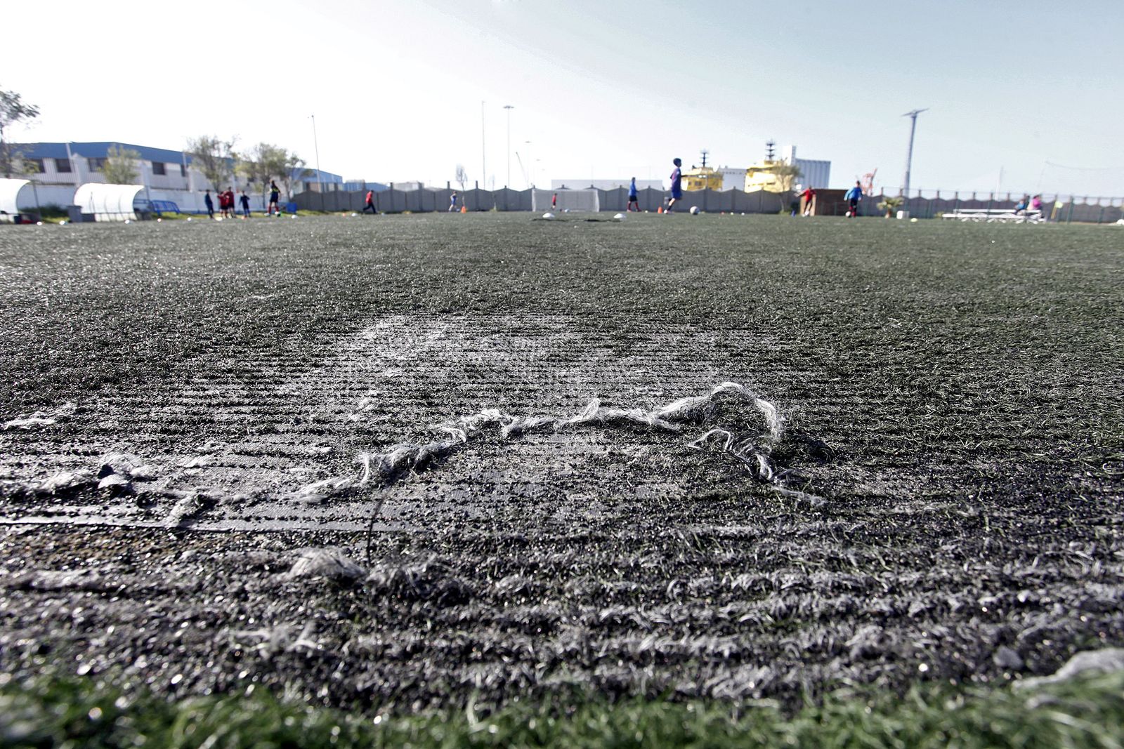 Estado que presenta uno de los campos de Fútbol 7 del Complejo Deportivo Elcano, en una fotografía tomada esta misma semana.