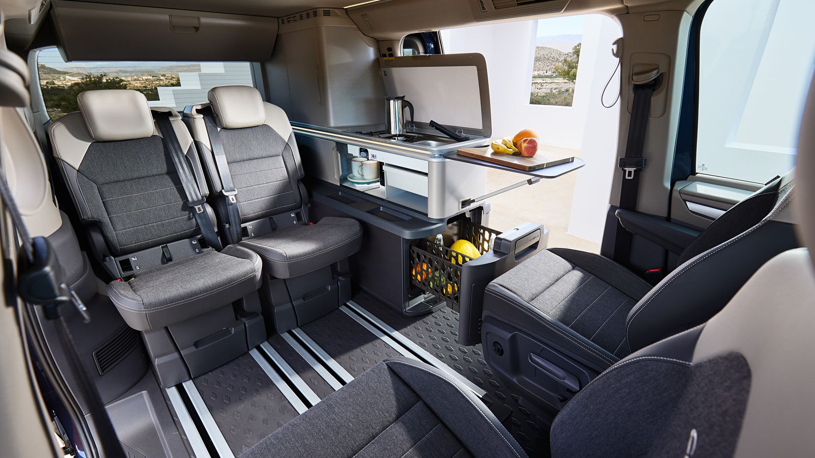 En los acabados más altos, la cocina está en la parte izquierda del habitáculo y tiene un mayor número de elementos, incluido un frigorífico de tipo cajón.