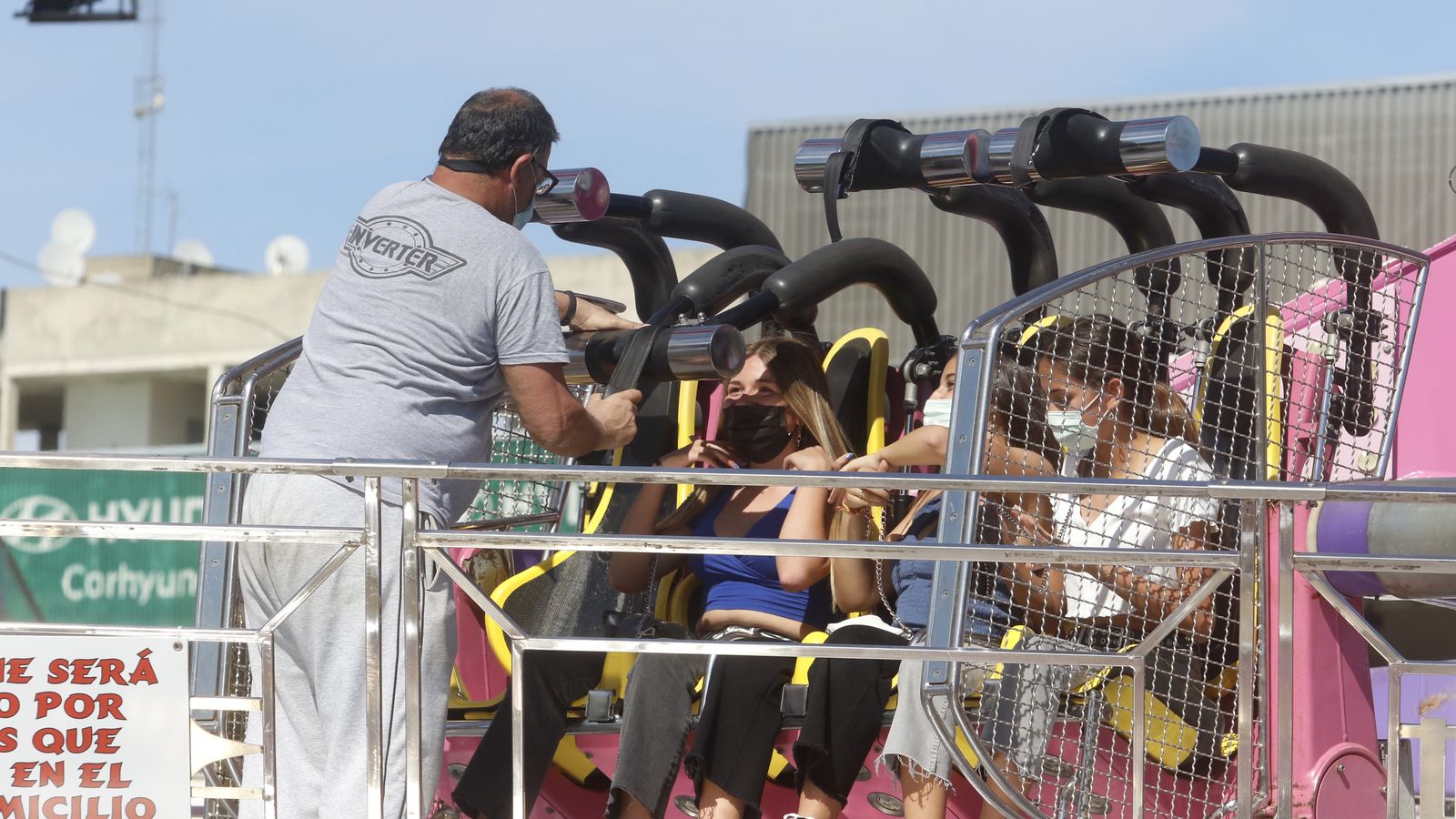 Unos jóvenes se preparan para disfrutar de una atracción.