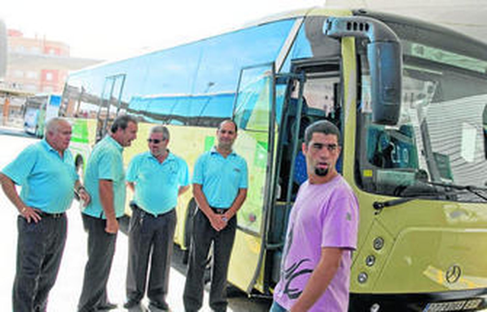 Chóferes de los autobuses del Consorcio aguardan a los viajeros.