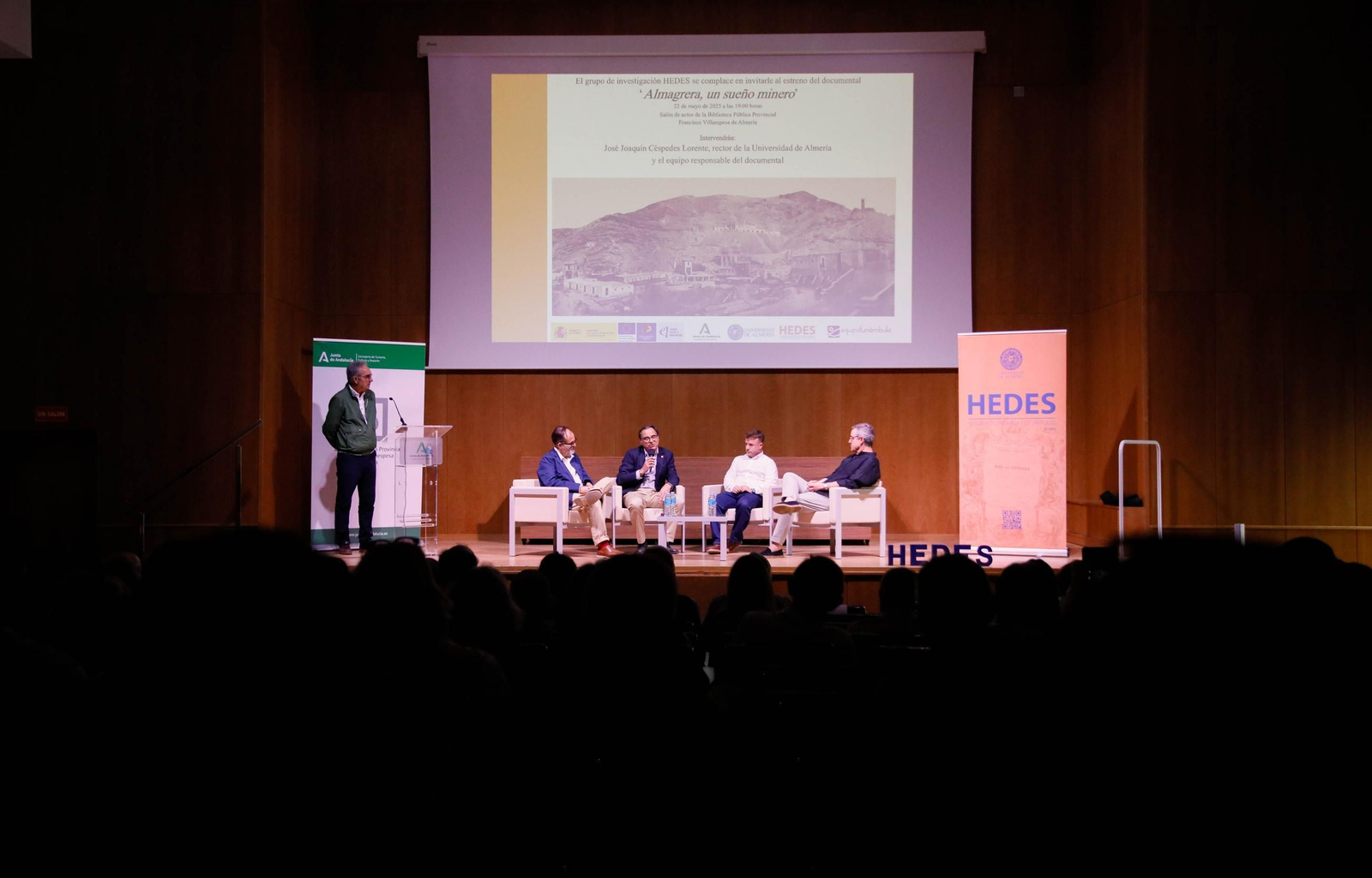 Imágenes de la presentación del documental "Almagrera, un sueño minero" en la biblioteca Villaespesa de Almería