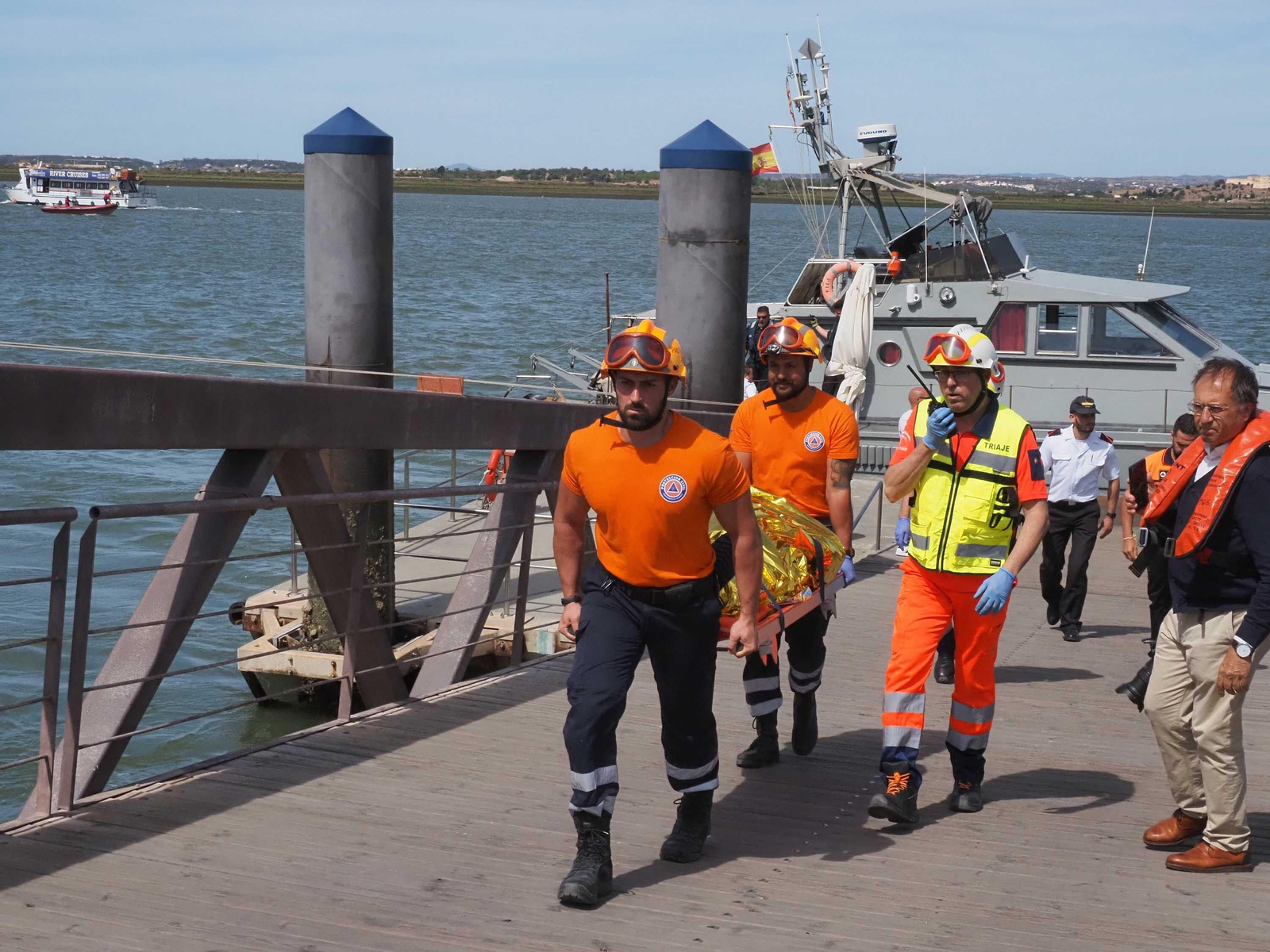 Las mejores imágenes del choque entre un ferry y un pesquero en medio del Guadiana