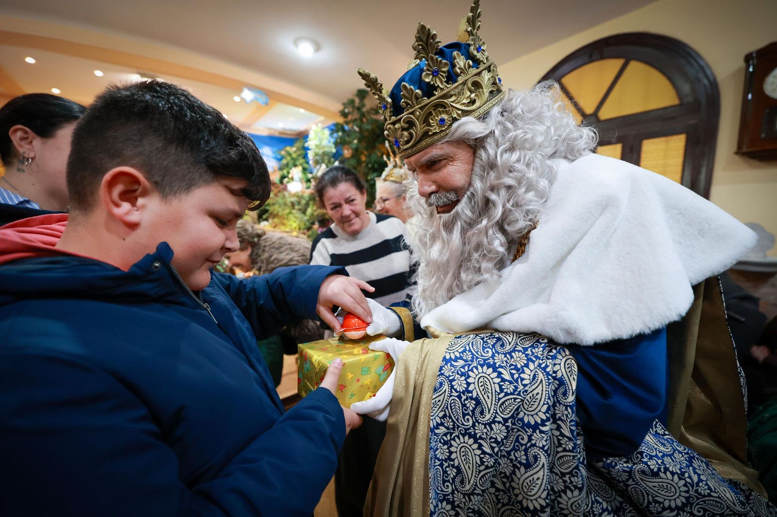 Imágenes de los Reyes Magos en Cádiz: muchas visitas oficiales en la mañana y todo listo para la Cabalgata por la tarde