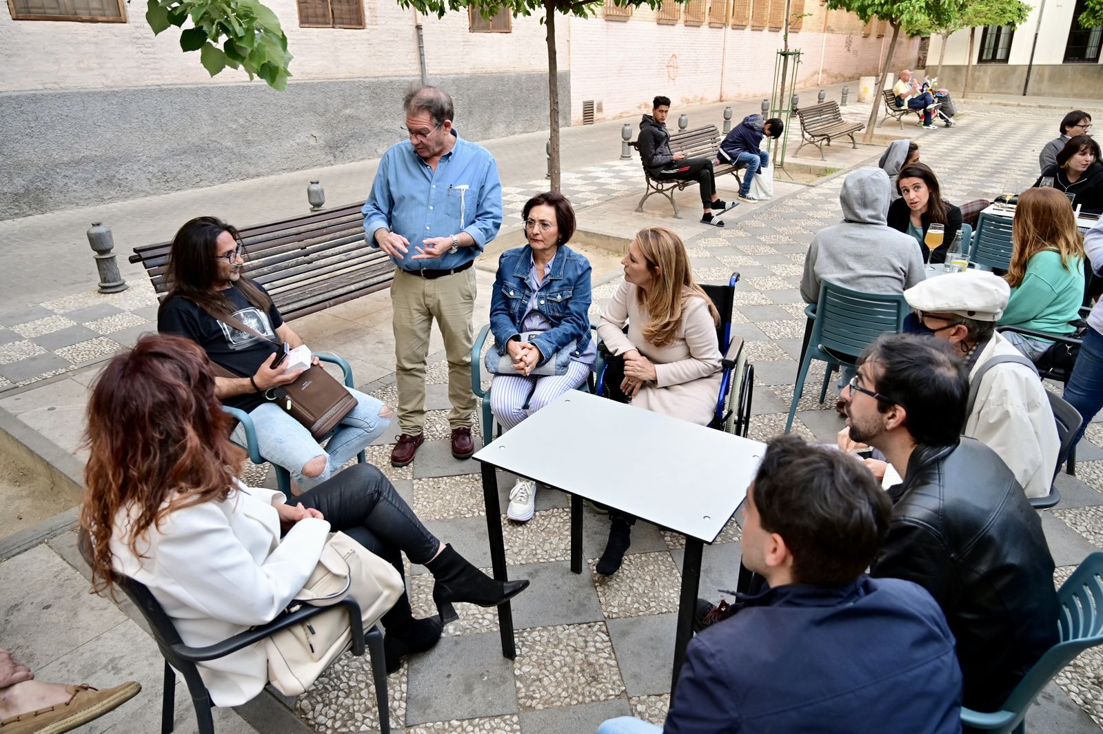 Reunión de Concha Insúa, candidata de Cs a las elecciones de Granada, con vecinos del Realejo