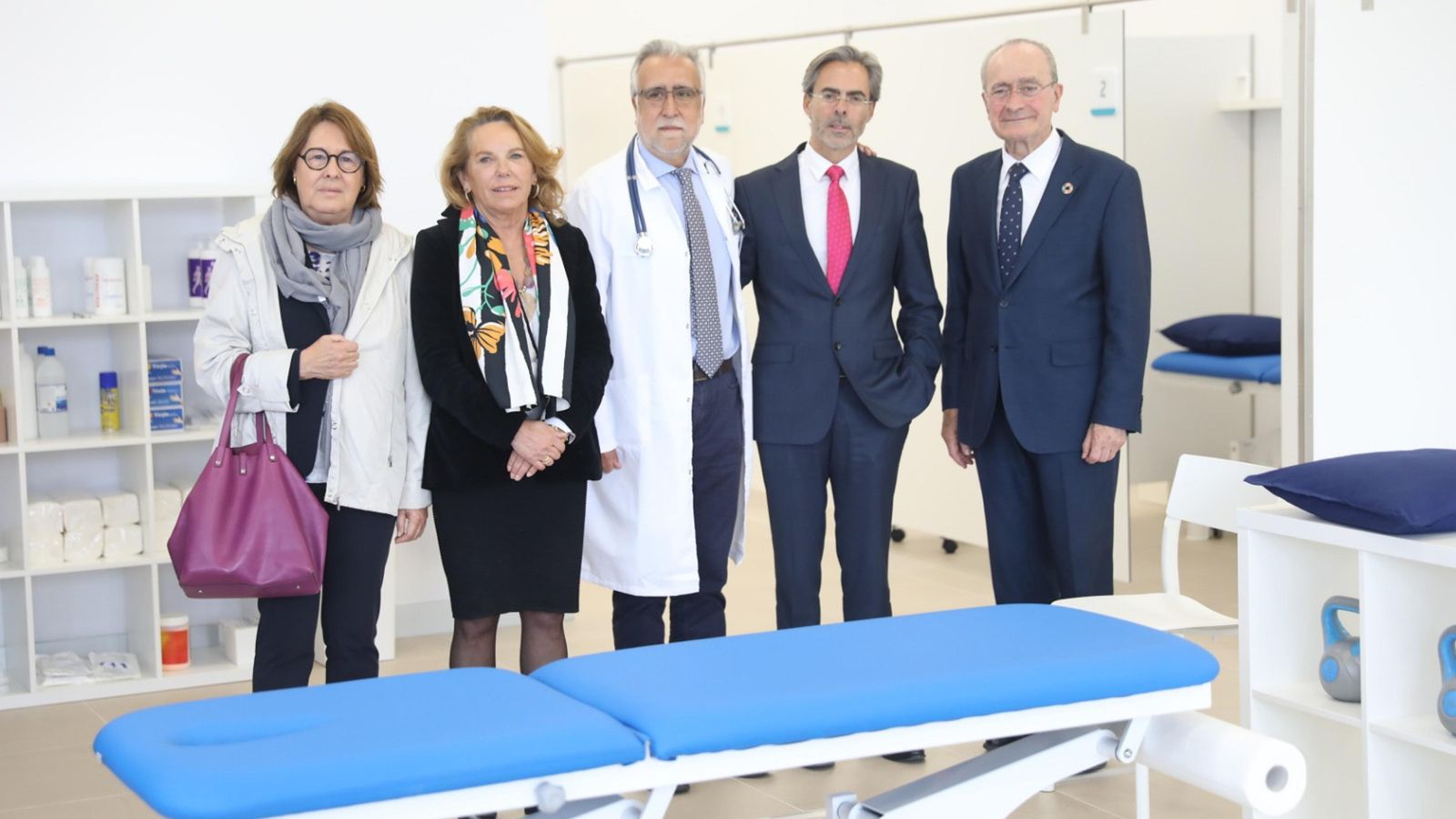 El alcalde (derecha) junto a los responsables del grupo Quirónsalud durante la inauguración.