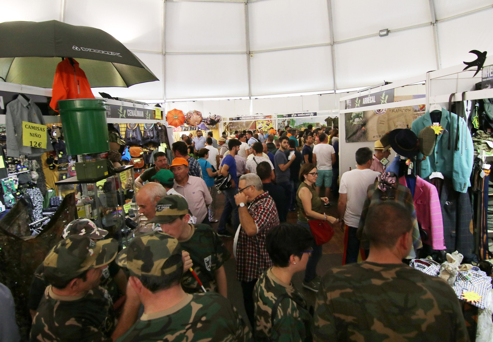 Aspecto que presentaba la carpa que acoge todos los expositores.