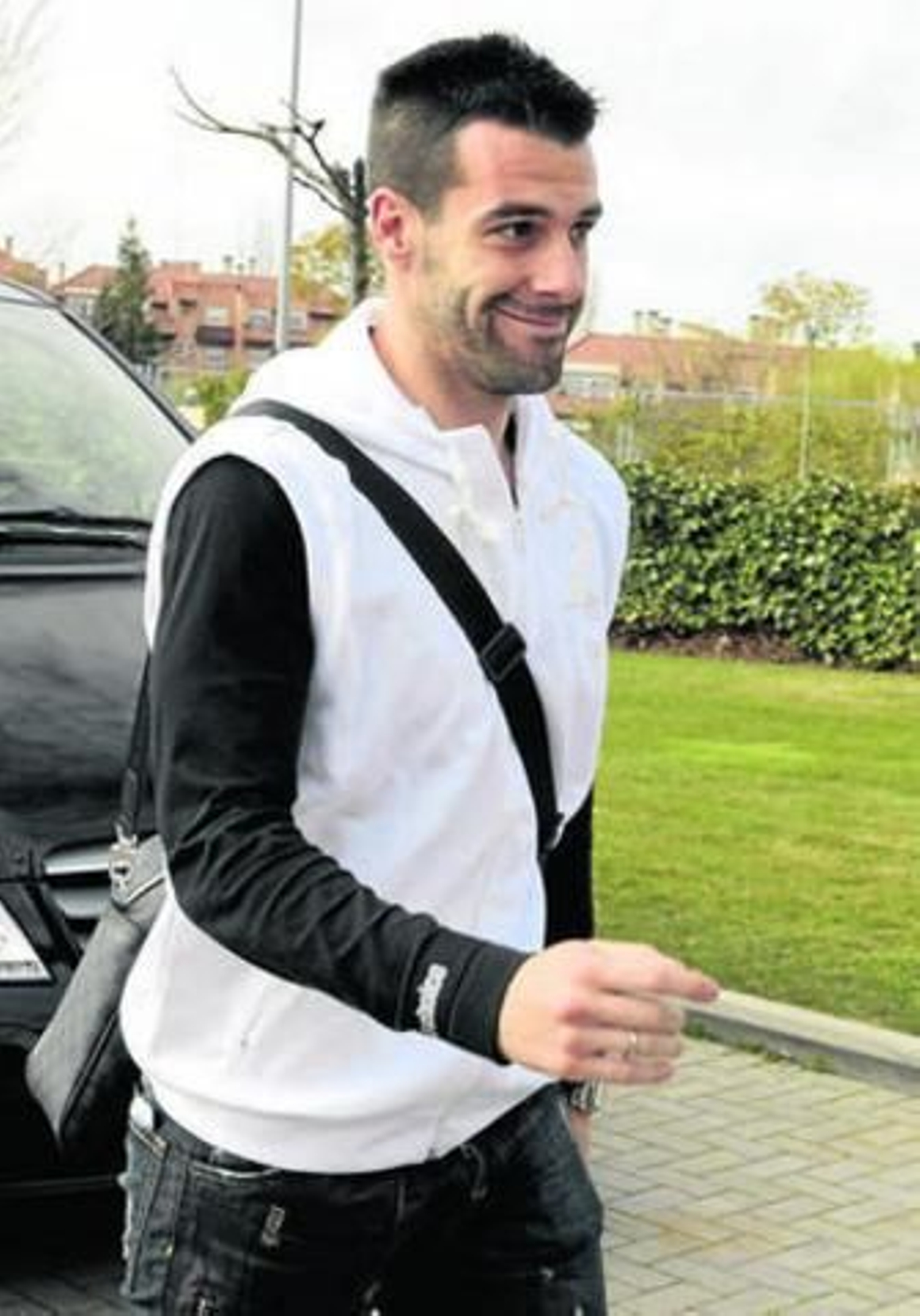 Negredo llega a la Ciudad del Fútbol de Las Rozas.