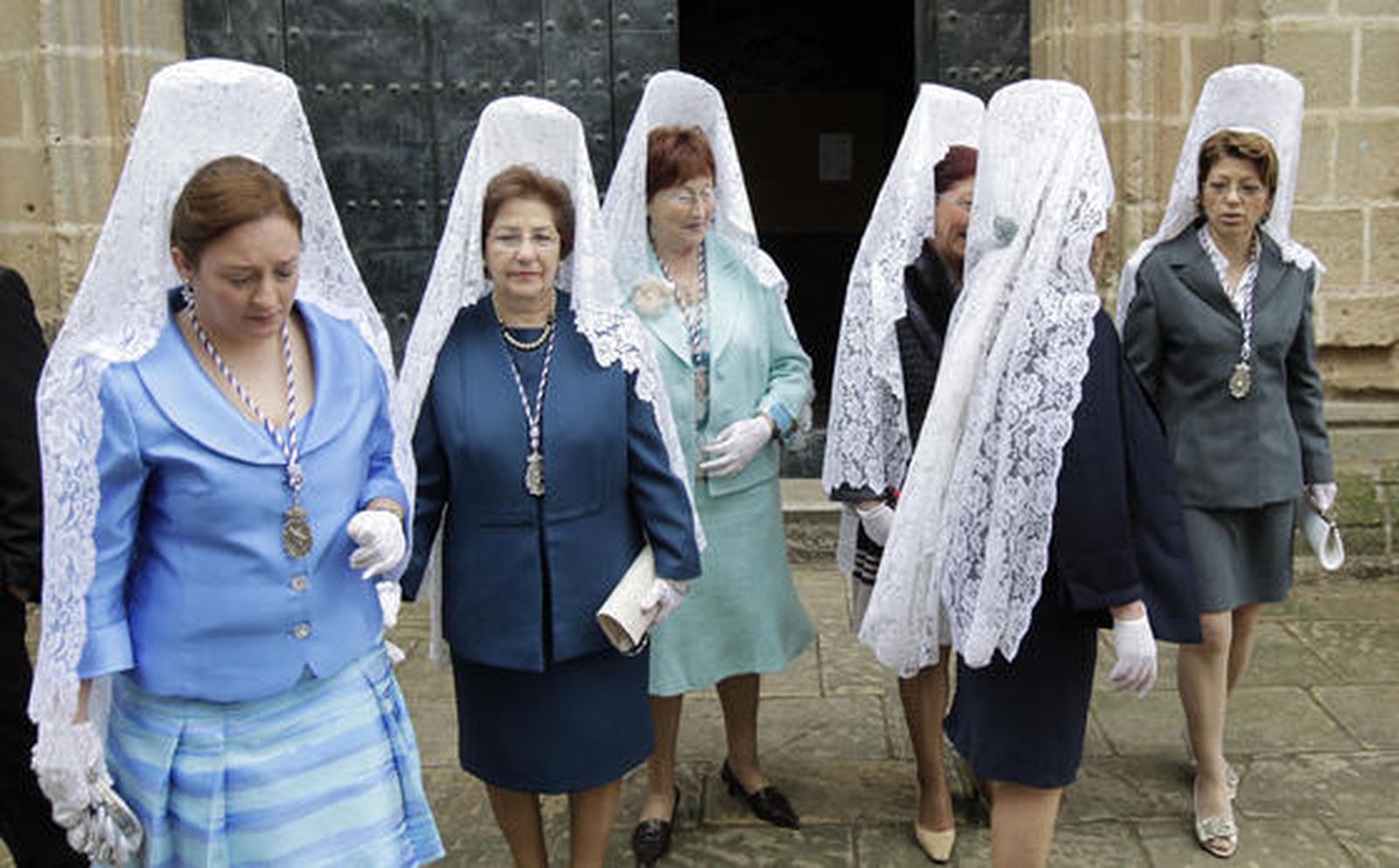 Varias mujeres luciendo mantilla a las afueras de la Catedral

Foto: Miguel Angel Gonzalez