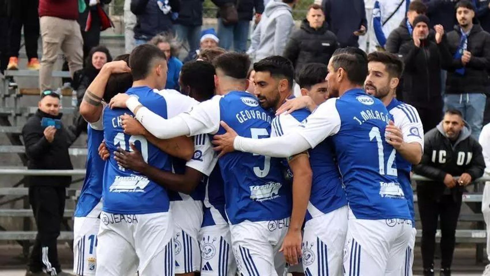 Adri, que celebra un gol con el Xerez CD, ha vestido las dos camisetas. Adri, que celebra un gol con el Xerez CD, ha vestido las dos camisetas.