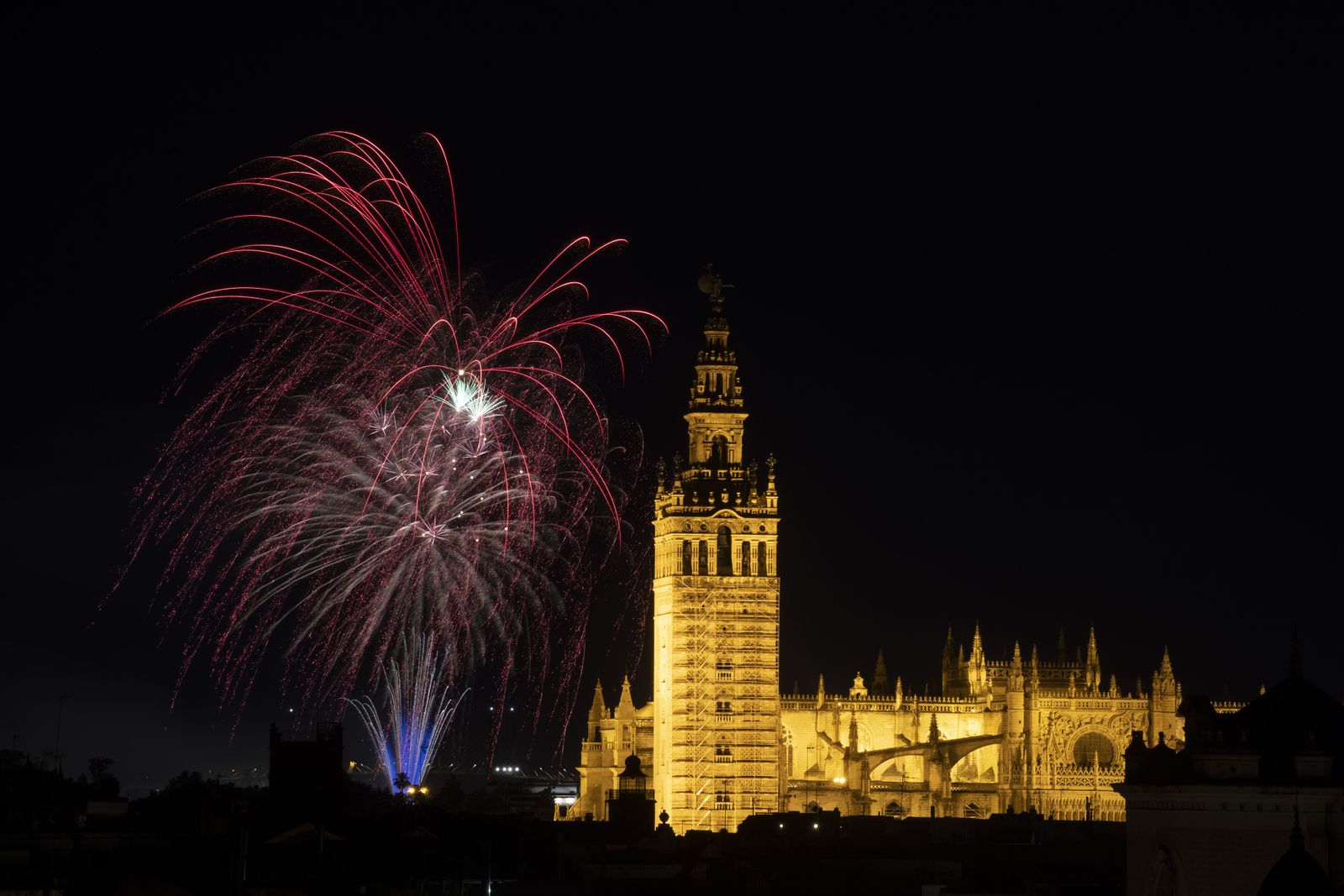 El espectáculo de fuegos artificiales de la Feria de Sevilla  2023