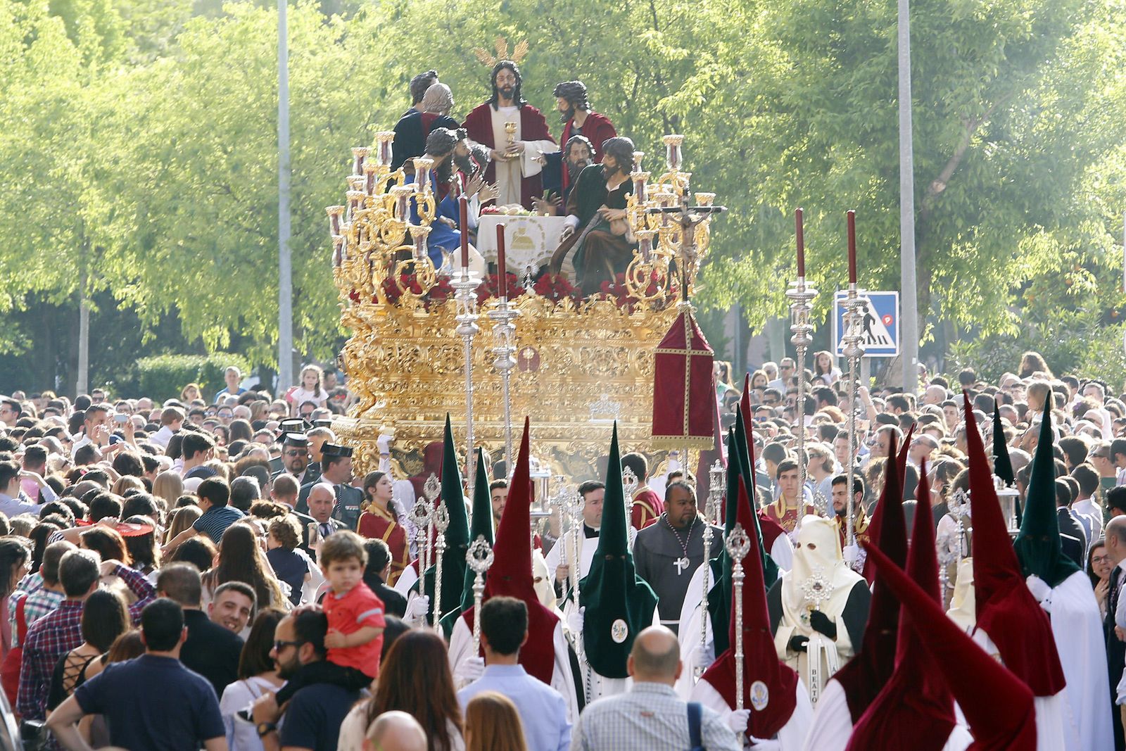 El paso de la Sagrada Cena, por la avenida de Guerrita.