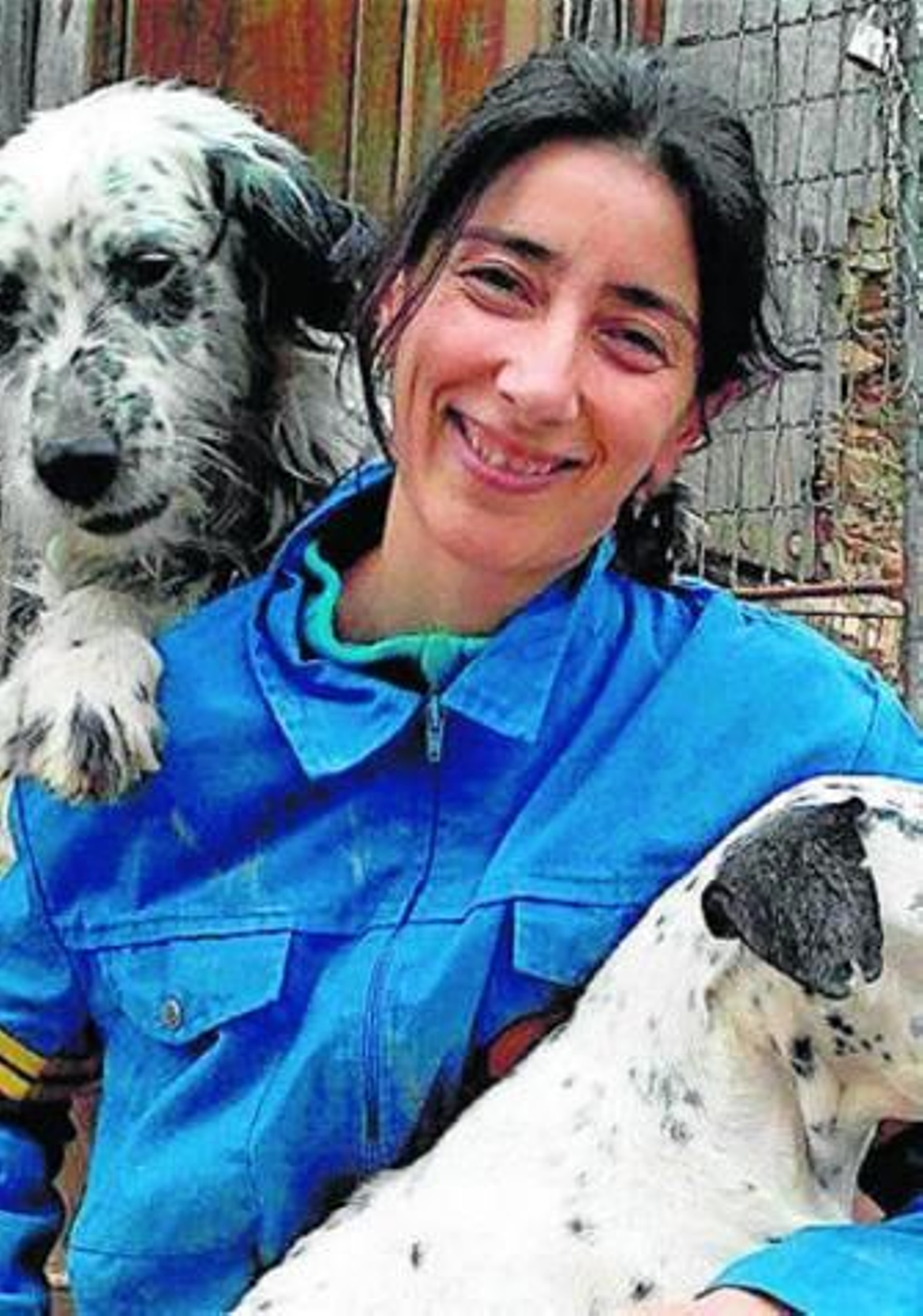 Rocío Carrión con dos perros. Rocío Carrión con dos perros.