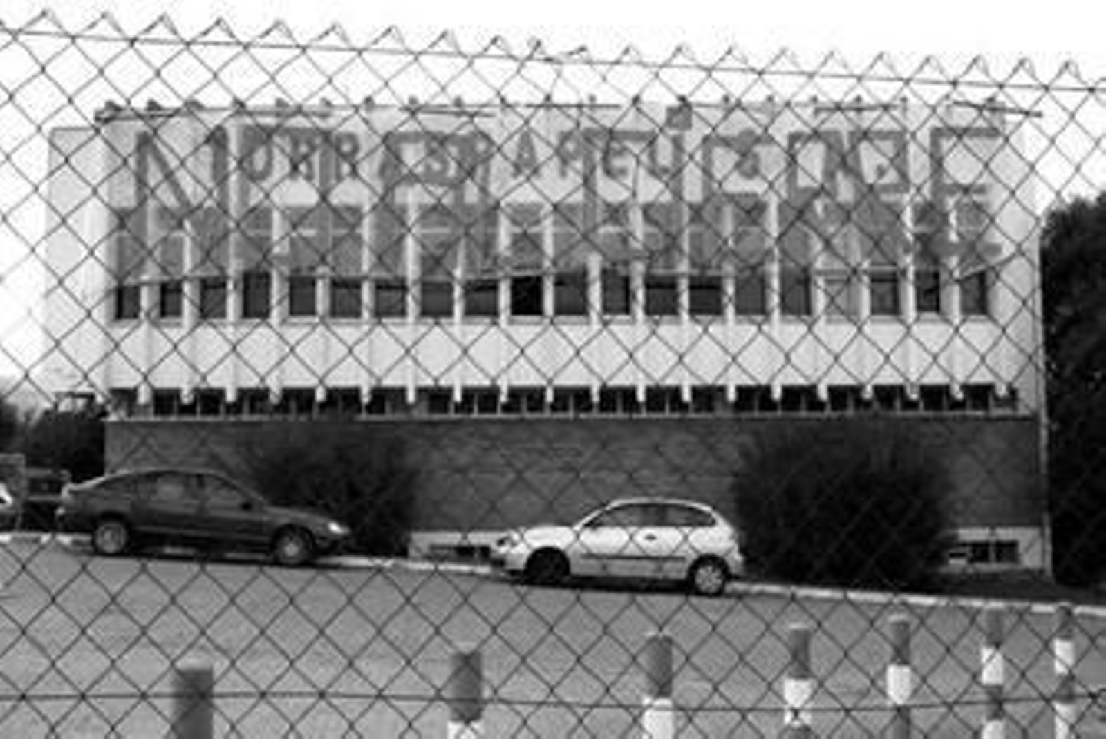 Imagen de la fachada de Torraspapel en Algeciras bajo el lema de "No al cierre", ayer.