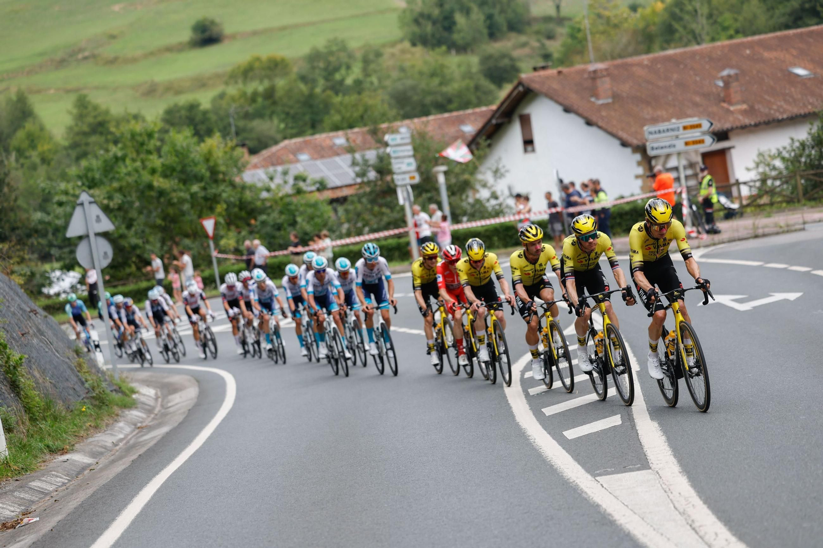Las fotos de la Vuelta a España con el lío de la suspensión en Bilbao | Etapa 11