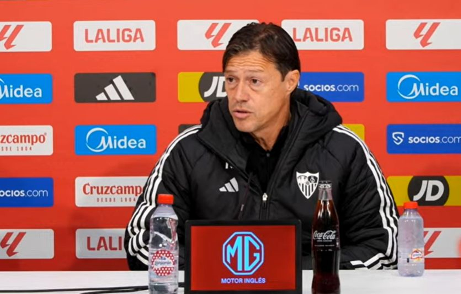 Matías Almeyda contesta una pregunta en la rueda de prensa previa a la Copa.