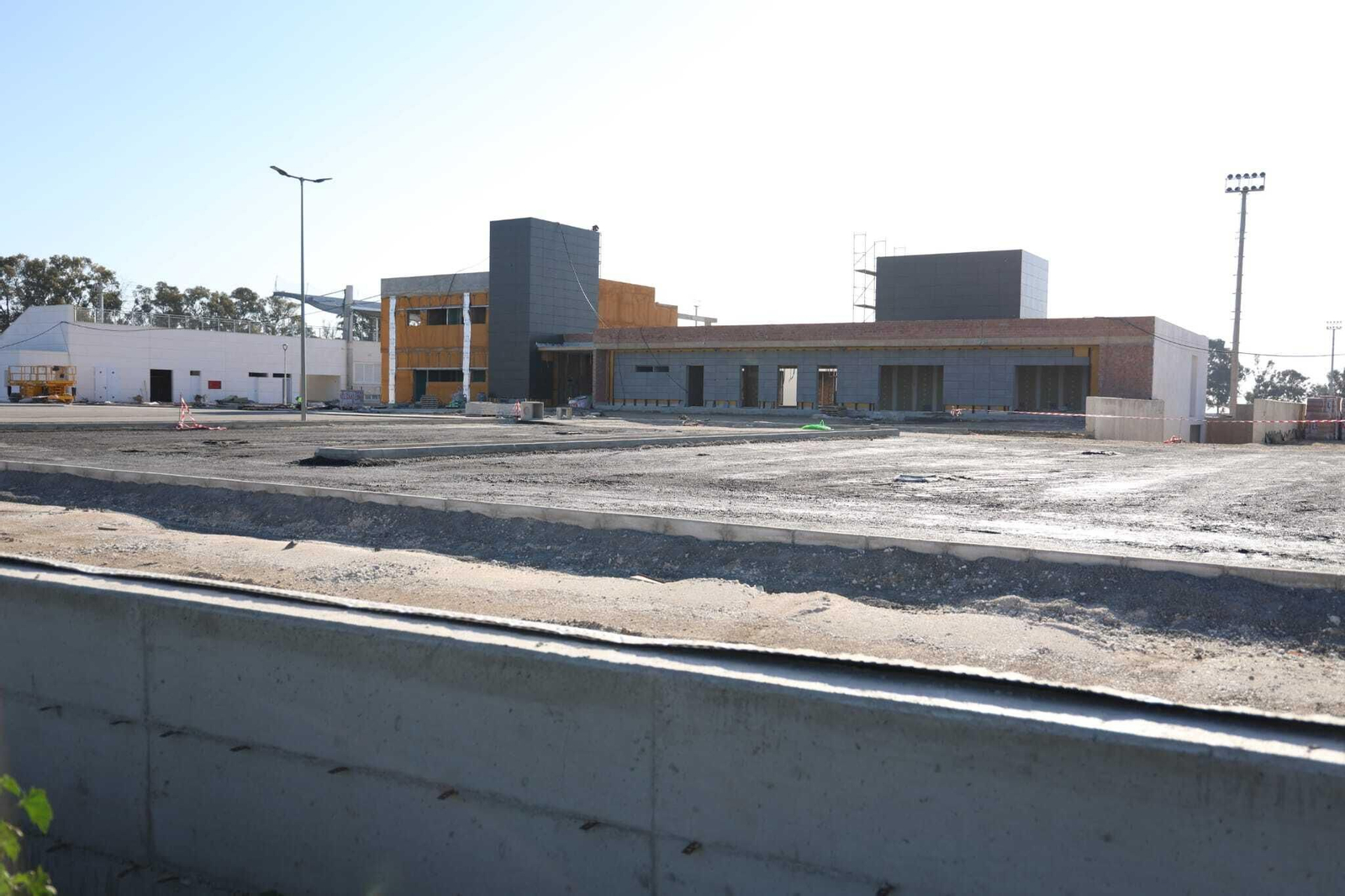 El campo de la ciudad deportiva de Arraijanal ya luce visera