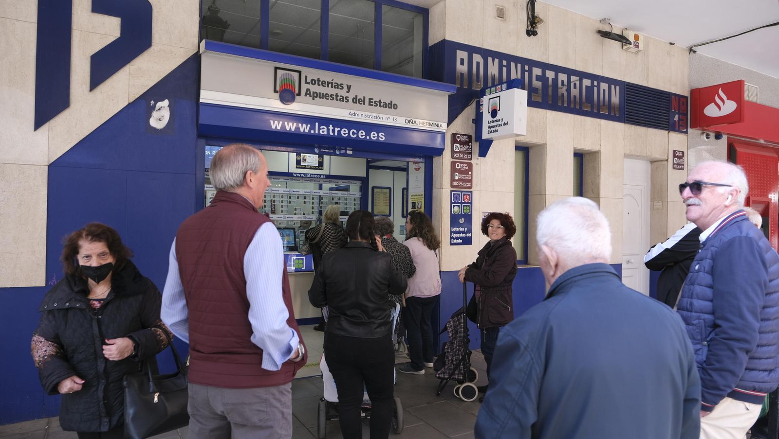 Los almerienses compran los décimos de última hora en la Administración La Trece de Artés de Arcos, en la capital.