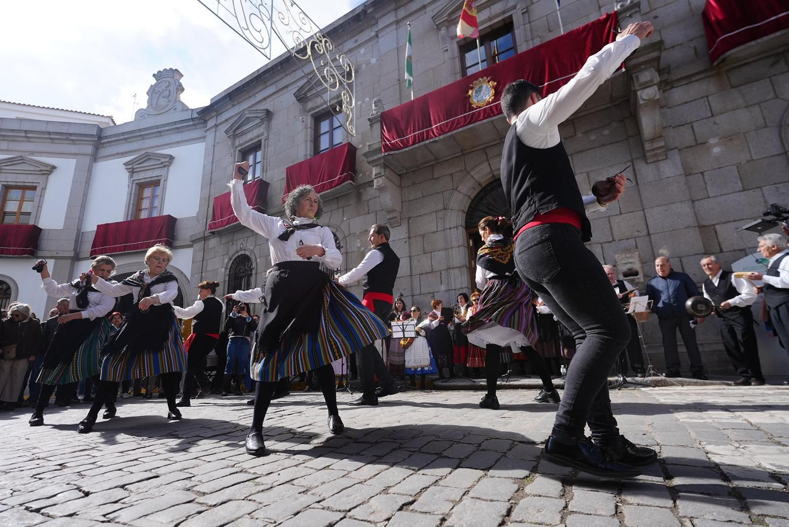 Bailes tradicionales y despedida del carro Virgen de Luna